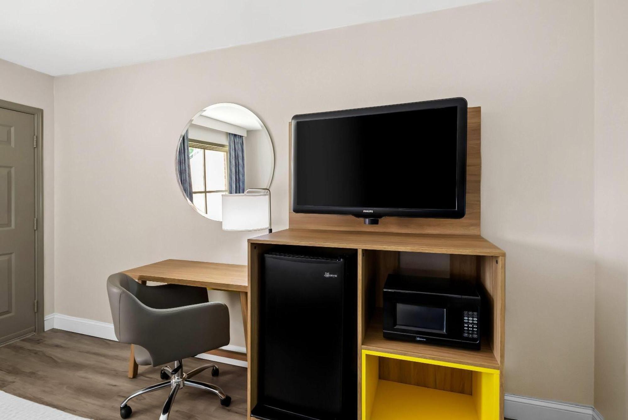 Days Inn By Wyndham Petersburg/South Fort Lee Bagian luar foto
