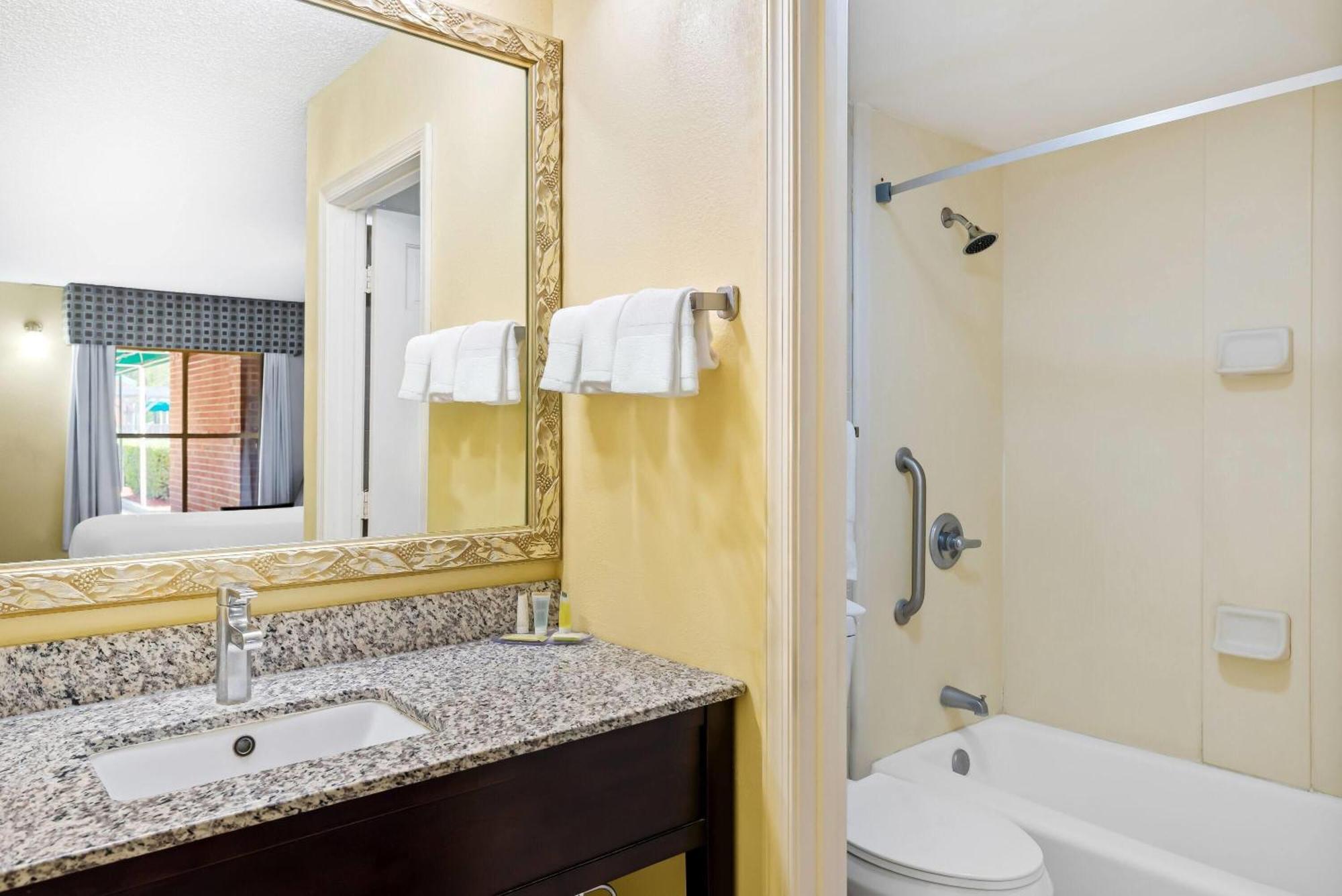 Days Inn By Wyndham Petersburg/South Fort Lee Bagian luar foto
