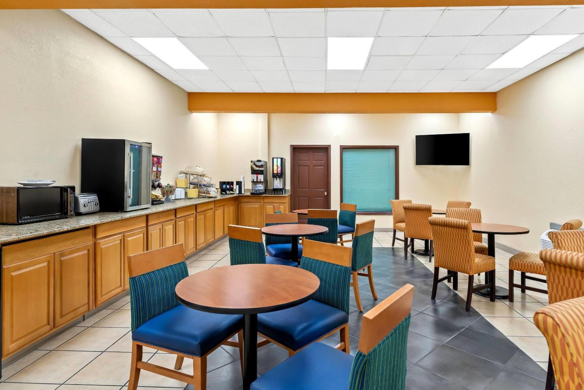 Days Inn By Wyndham Petersburg/South Fort Lee Bagian luar foto