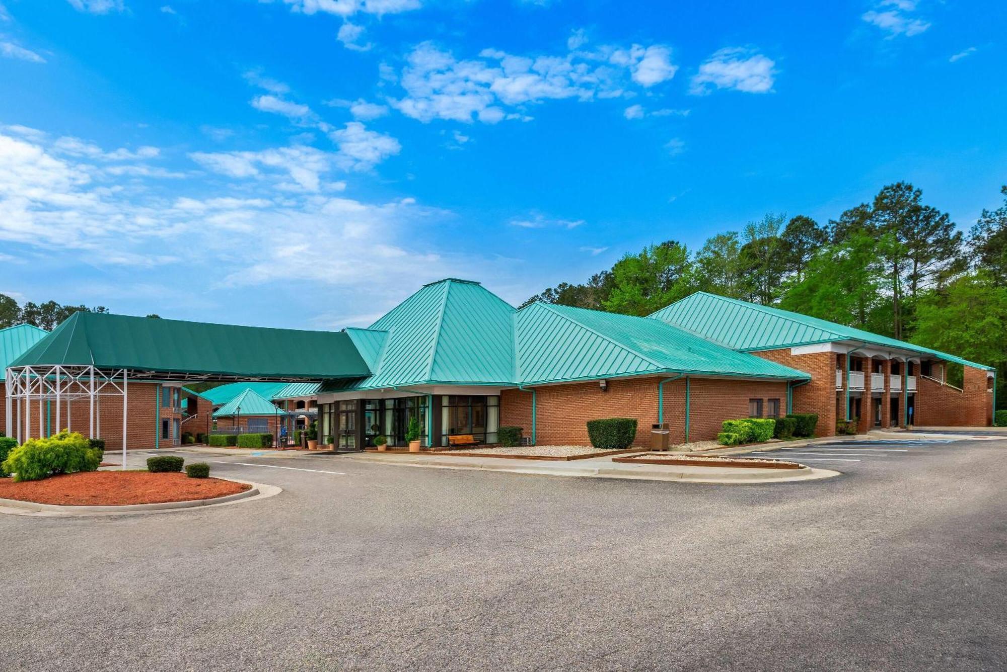 Days Inn By Wyndham Petersburg/South Fort Lee Bagian luar foto